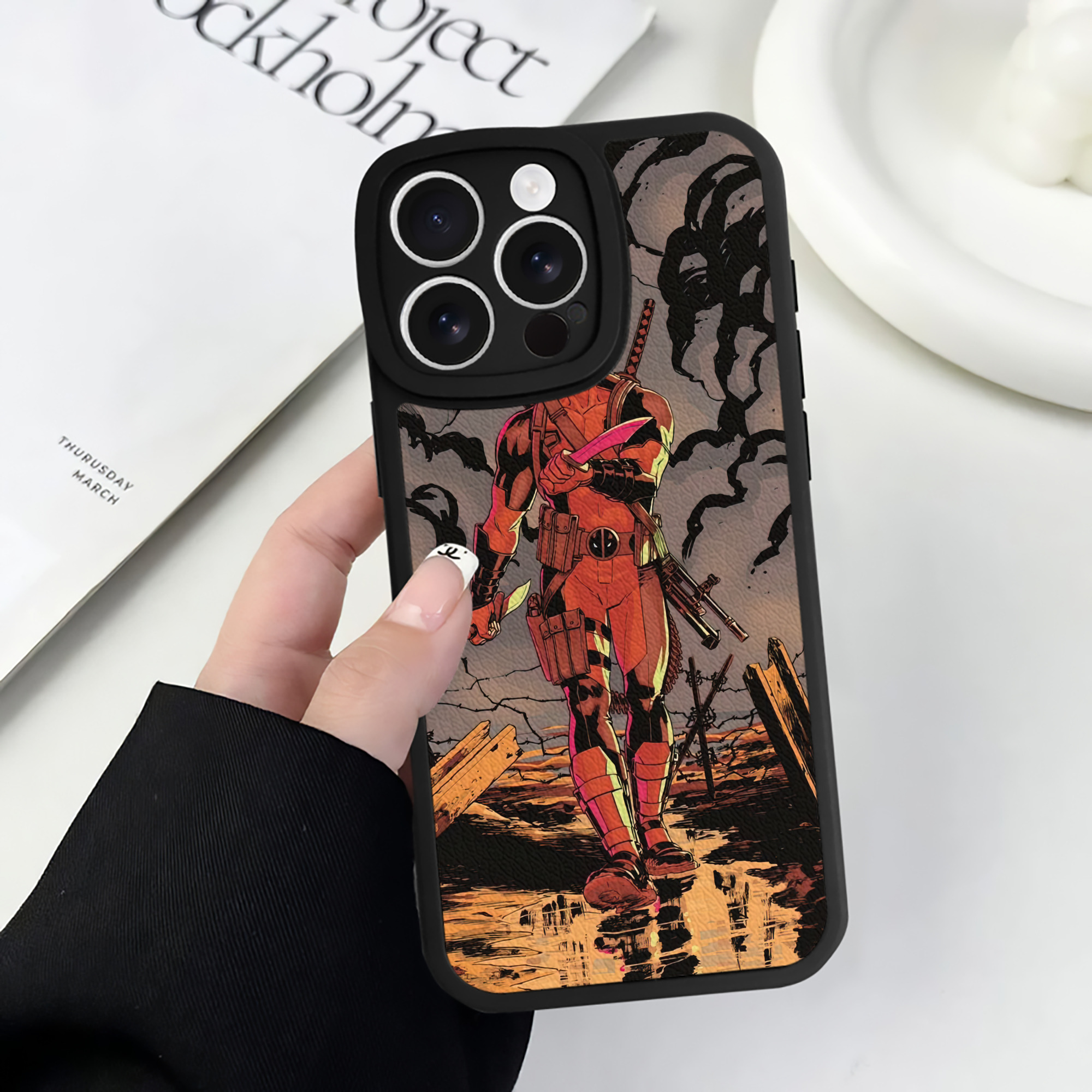 （画像用） Deadpool デッドプール 【iPhone 16シリーズ対応】シリコンスマホケース（レザー調） 材質：シリコン